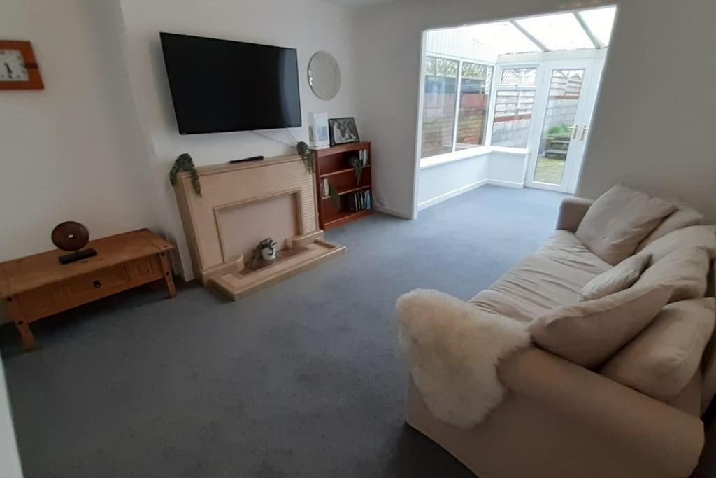 Free Parking Spacious Home Cardiff Exterior photo
